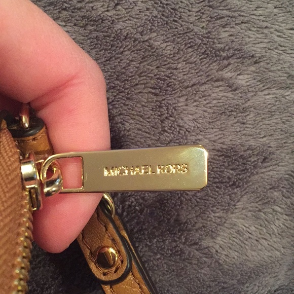 Michael Kors Leather Multi Function Phone Case. - Picture 2 of 4